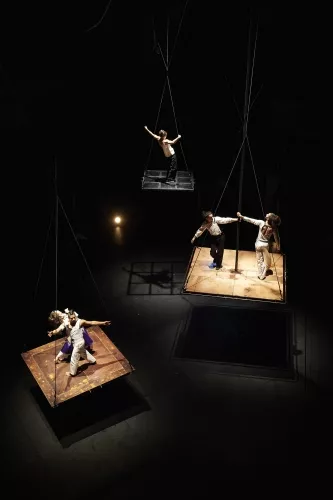 ATELIER 29, spectacle de fin d'études de la 29e promotion du Centre national des arts du cirque/CNAC de Châlons-en-Champagne, mis en scène par Mathurin Bolze / Cie MPTA