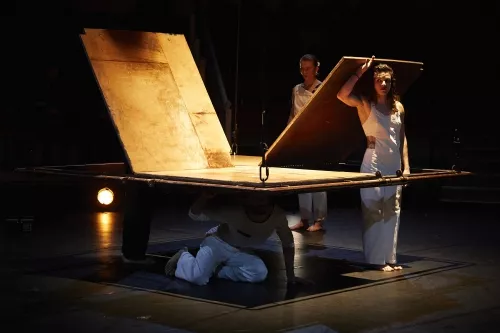 ATELIER 29, spectacle de fin d'études de la 29e promotion du Centre national des arts du cirque/CNAC de Châlons-en-Champagne, mis en scène par Mathurin Bolze / Cie MPTA