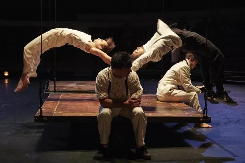 ATELIER 29, spectacle de fin d'études de la 29e promotion du Centre national des arts du cirque/CNAC de Châlons-en-Champagne, mis en scène par Mathurin Bolze / Cie MPTA