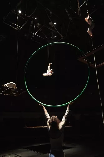 ATELIER 29, spectacle de fin d'études de la 29e promotion du Centre national des arts du cirque/CNAC de Châlons-en-Champagne, mis en scène par Mathurin Bolze / Cie MPTA