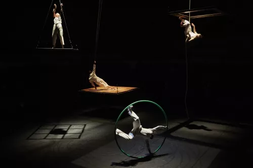 ATELIER 29, spectacle de fin d'études de la 29e promotion du Centre national des arts du cirque/CNAC de Châlons-en-Champagne, mis en scène par Mathurin Bolze / Cie MPTA
