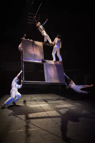 ATELIER 29, spectacle de fin d'études de la 29e promotion du Centre national des arts du cirque/CNAC de Châlons-en-Champagne, mis en scène par Mathurin Bolze / Cie MPTA