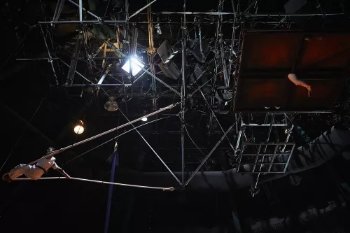 ATELIER 29, spectacle de fin d'études de la 29e promotion du Centre national des arts du cirque/CNAC de Châlons-en-Champagne, mis en scène par Mathurin Bolze / Cie MPTA