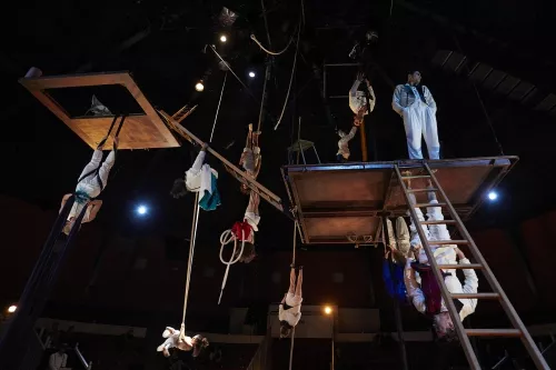 ATELIER 29, spectacle de fin d'études de la 29e promotion du Centre national des arts du cirque/CNAC de Châlons-en-Champagne, mis en scène par Mathurin Bolze / Cie MPTA