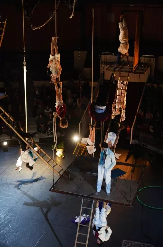 ATELIER 29, spectacle de fin d'études de la 29e promotion du Centre national des arts du cirque/CNAC de Châlons-en-Champagne, mis en scène par Mathurin Bolze / Cie MPTA