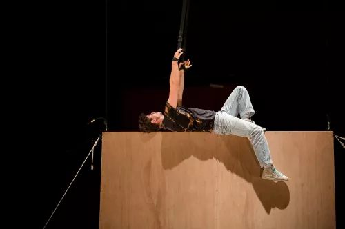 Fraser Borwick, sangles aériennes, 29e promotion du Centre national des arts du cirque (Cnac) de Châlons-en-Champagne