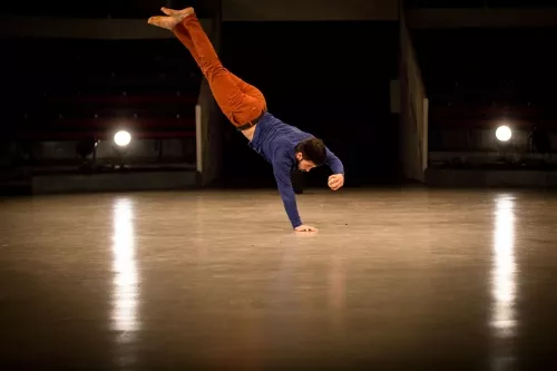 Nicolo Bussi, acro-jonglerie, 29e promotion du Centre national des arts du cirque (Cnac) de Châlons-en-Champagne