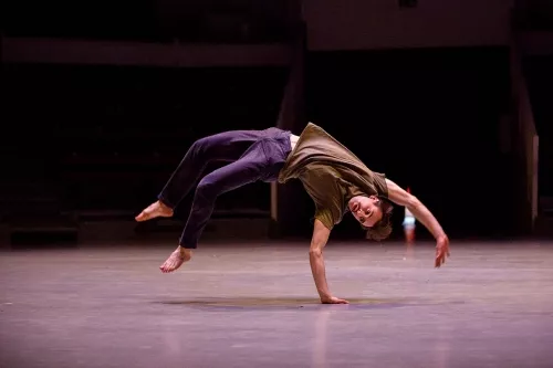 Corentin Diana, acrobaties au sol, 29e promotion du Centre national des arts du cirque (Cnac) de Châlons-en-Champagne