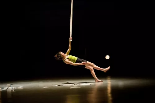 Emma Verbeke, sangles aériennes, 29e promotion du Centre national des arts du cirque (Cnac) de Châlons-en-Champagne