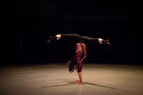 Lucille Chalopin, contorsions - équilibres - acrobatie, 30e promotion du centre national des arts du cirque (Cnac) de Châlons-en-Champagne