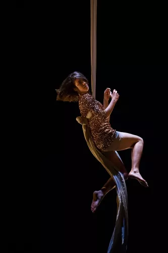Noemie Deumie, tissu, 30e promotion du Centre national des arts du cirque (Cnac) Châlons-en-Champagne