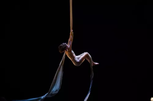 Noemie Deumie, tissu, 30e promotion du Centre national des arts du cirque (Cnac) Châlons-en-Champagne