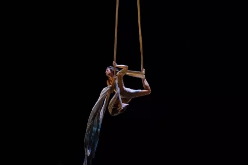 Noemie Deumie, tissu, 30e promotion du Centre national des arts du cirque (Cnac) Châlons-en-Champagne