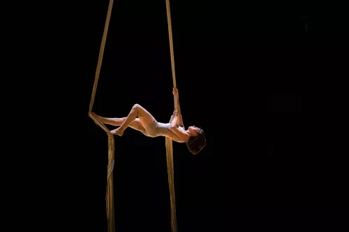 Noemie Deumie, tissu, 30e promotion du Centre national des arts du cirque (Cnac) Châlons-en-Champagne