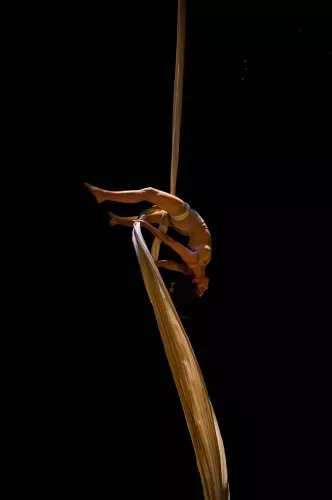 Noemie Deumie, tissu, 30e promotion du Centre national des arts du cirque (Cnac) Châlons-en-Champagne