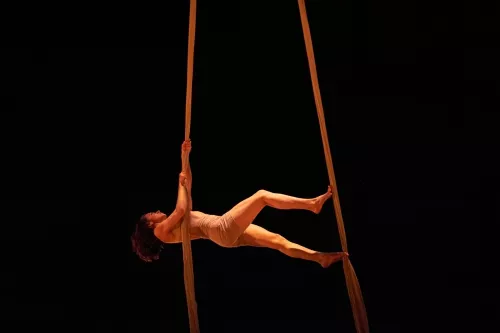 Noemie Deumie, tissu, 30e promotion du Centre national des arts du cirque (Cnac) Châlons-en-Champagne