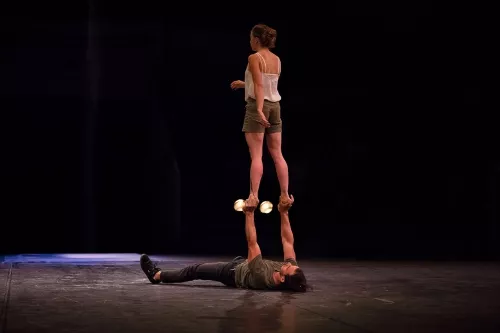 Maelie Palomo et Hamza Benlabied, duo portes acrobatiques, 30e promotion du Centre national des arts du cirque (Cnac) de Châlons-en-Champagne