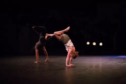 Maelie Palomo et Hamza Benlabied, duo portes acrobatiques, 30e promotion du Centre national des arts du cirque (Cnac) de Châlons-en-Champagne