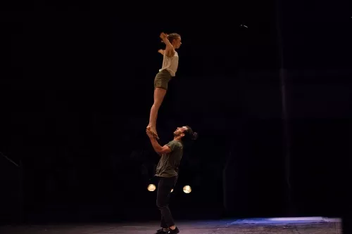 Maelie Palomo et Hamza Benlabied, duo portes acrobatiques, 30e promotion du Centre national des arts du cirque (Cnac) de Châlons-en-Champagne