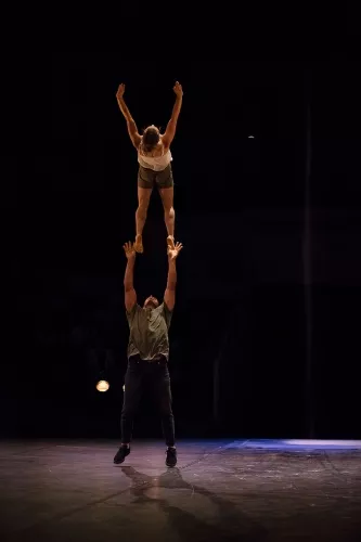 Maelie Palomo et Hamza Benlabied, duo portes acrobatiques, 30e promotion du Centre national des arts du cirque (Cnac) de Châlons-en-Champagne