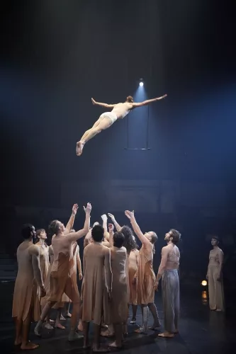 F(r)ICTION, spectacle de fin d'études de la 30e promotion du Centre national des arts du cirque/CNAC de Châlons-en-Champagne, mis en scène par Antoine Rigot et Alice Ronfard