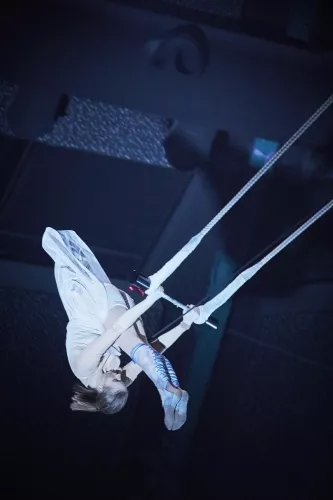 F(r)ICTION, spectacle de fin d'études de la 30e promotion du Centre national des arts du cirque/CNAC de Châlons-en-Champagne, mis en scène par Antoine Rigot et Alice Ronfard