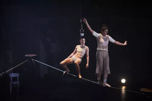 F(r)ICTION, spectacle de fin d'études de la 30e promotion du Centre national des arts du cirque/CNAC de Châlons-en-Champagne, mis en scène par Antoine Rigot et Alice Ronfard
