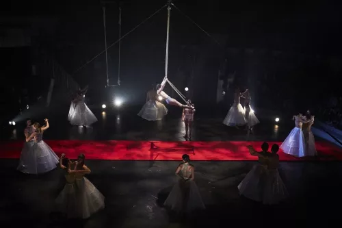 F(r)ICTION, spectacle de fin d'études de la 30e promotion du Centre national des arts du cirque/CNAC de Châlons-en-Champagne, mis en scène par Antoine Rigot et Alice Ronfard