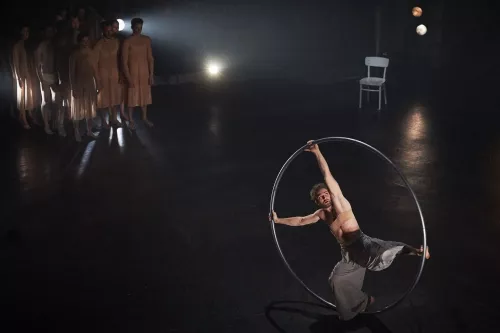 F(r)ICTION, spectacle de fin d'études de la 30e promotion du Centre national des arts du cirque/CNAC de Châlons-en-Champagne, mis en scène par Antoine Rigot et Alice Ronfard