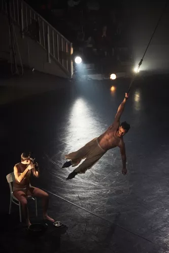 F(r)ICTION, spectacle de fin d'études de la 30e promotion du Centre national des arts du cirque/CNAC de Châlons-en-Champagne, mis en scène par Antoine Rigot et Alice Ronfard
