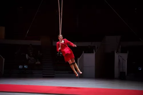 Léa Leprêtre, trapèze ballant basse hauteur, 30e promotion du Centre national des arts du cirque (Cnac) de Châlons-en-Champagne