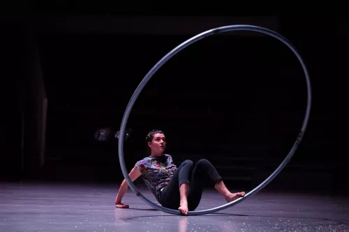 Lili Parson, roue Cyr, 30e promotion du Centre national des arts du cirque (Canc) de Châlons-en-Champagne
