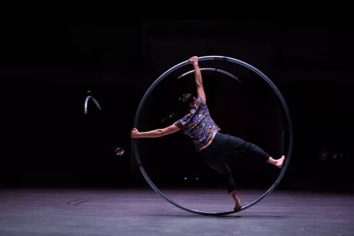 Lili Parson, roue Cyr, 30e promotion du Centre national des arts du cirque (Canc) de Châlons-en-Champagne