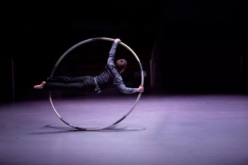 Jules Sadoughi, roue Cyr, 30e promotion du Centre national des arts du cirque (Cnac) de Châlons-en-Champagne