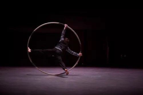 Jules Sadoughi, roue Cyr, 30e promotion du Centre national des arts du cirque (Cnac) de Châlons-en-Champagne