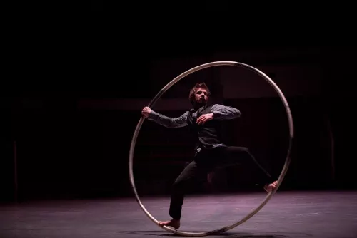 Jules Sadoughi, roue Cyr, 30e promotion du Centre national des arts du cirque (Cnac) de Châlons-en-Champagne