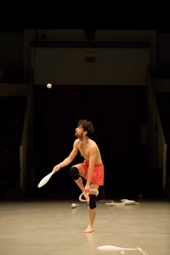 Carlo Cerato, jonglerie - manipulation d'objets, 31e promotion du Centre national des arts du cirque (Cnac) de Châlons-en-Champagne