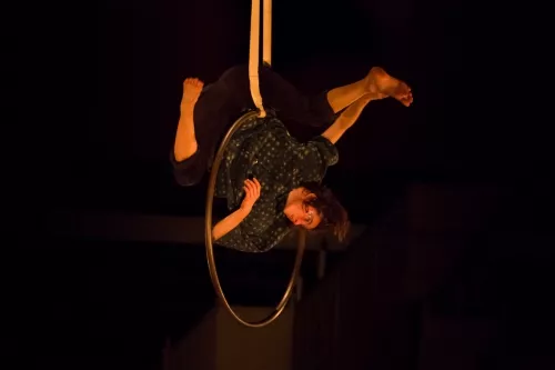 Noemi Devaux, cerceau aerien, 31e promotion du Centre national des arts du cirque (Cnac) de Châlons-en-Champagne
