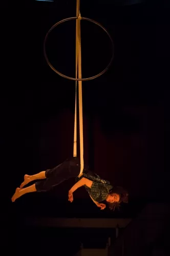 Noemi Devaux, cerceau aerien, 31e promotion du Centre national des arts du cirque (Cnac) de Châlons-en-Champagne