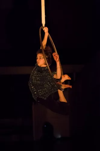 Noemi Devaux, cerceau aerien, 31e promotion du Centre national des arts du cirque (Cnac) de Châlons-en-Champagne