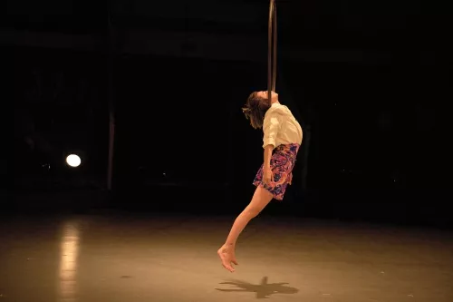 Noemi Devaux, cerceau aerien, 31e promotion du Centre national des arts du cirque (Cnac) de Châlons-en-Champagne