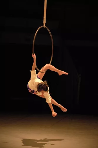 Noemi Devaux, cerceau aerien, 31e promotion du Centre national des arts du cirque (Cnac) de Châlons-en-Champagne