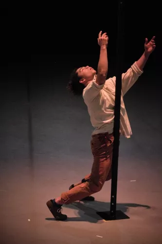 Hector Diaz Mallea, mât chinois, 31e promotion du Centre national des arts du cirque (Cnac) de Châlons-en-Champagne