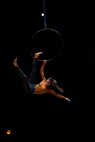 Aurora Dini, cerceau aerien, 31e promotion du Centre national des arts du cirque (Cnac) de Châlons-en-Champagne