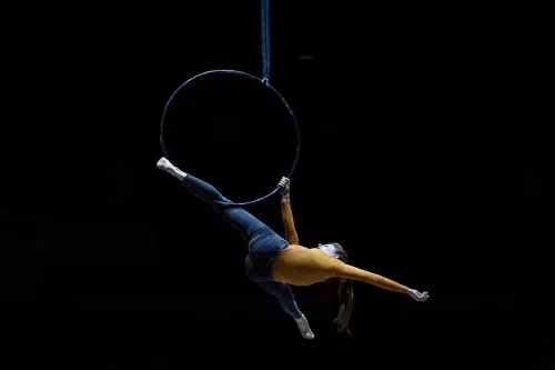 Aurora Dini, cerceau aerien, 31e promotion du Centre national des arts du cirque (Cnac) de Châlons-en-Champagne