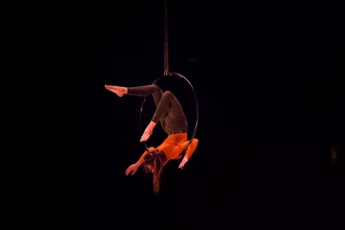 Aurora Dini, cerceau aerien, 31e promotion du Centre national des arts du cirque (Cnac) de Châlons-en-Champagne