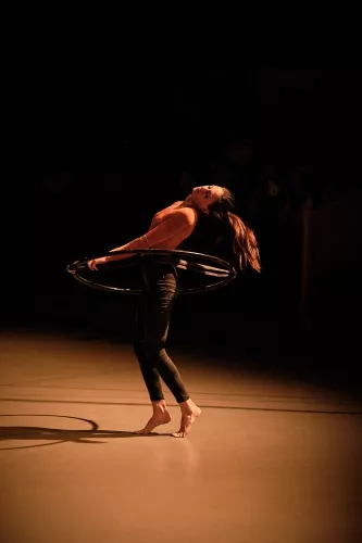 Aurora Dini, cerceau aerien, 31e promotion du Centre national des arts du cirque (Cnac) de Châlons-en-Champagne