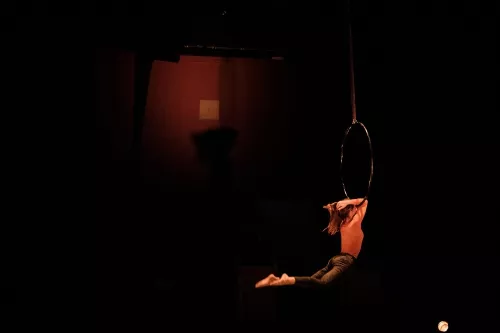 Aurora Dini, cerceau aerien, 31e promotion du Centre national des arts du cirque (Cnac) de Châlons-en-Champagne