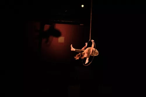 Aurora Dini, cerceau aerien, 31e promotion du Centre national des arts du cirque (Cnac) de Châlons-en-Champagne