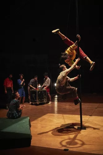 ON EST PAS LA POUR SUCER DES GLACES, spectacle de fin d'études de la 31e promotion du Centre national des arts du cirque/CNAC de Châlons-en-Champagne, mis en piste par Galapiat cirque 